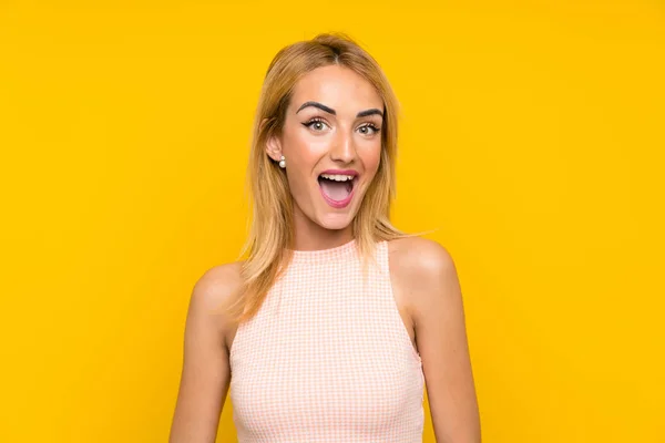 Junge Blonde Frau Über Isolierte Gelbe Wand Mit Überraschendem Gesichtsausdruck — Stockfoto