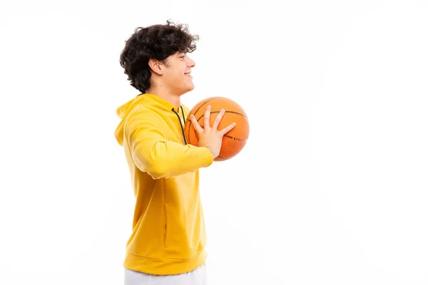 Pemain Basket Muda Melewati Dinding Putih Yang Terisolasi — Stok Foto