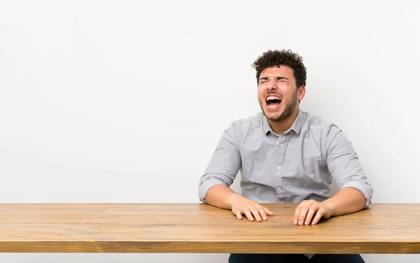 Junger Mann Mit Tisch Schreit Nach Vorne Mit Weit Geöffnetem — Stockfoto