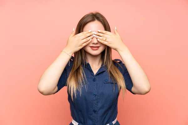 Ragazza Adolescente Isolato Sfondo Rosa Che Copre Gli Occhi Dalle — Foto Stock