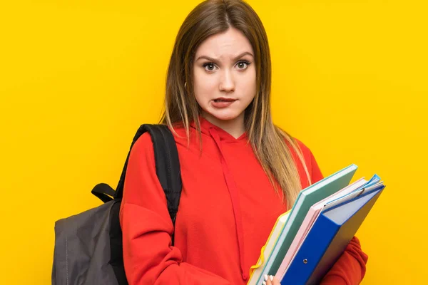 Adolescente Estudiante Chica Sobre Amarillo Fondo Tener Dudas Con Confundir — Foto de Stock