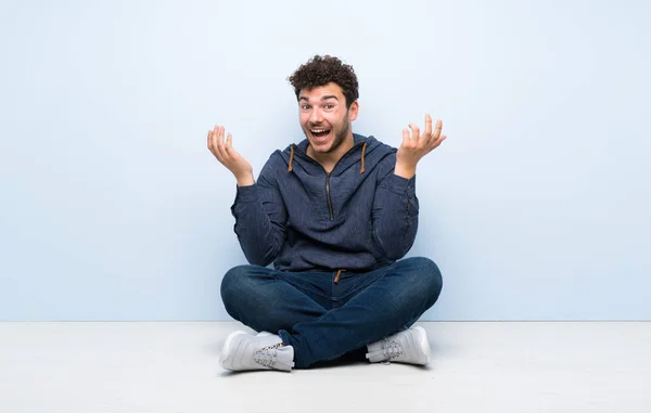 Jonge Man Zittend Vloer Veel Glimlachen — Stockfoto