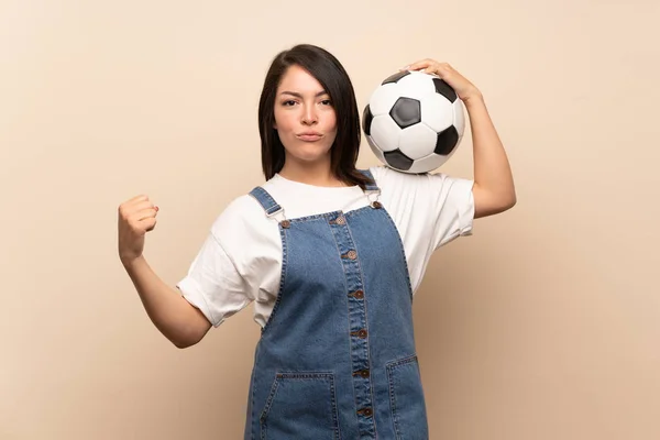 Giovane Donna Messicana Sfondo Isolato Possesso Pallone Calcio — Foto Stock