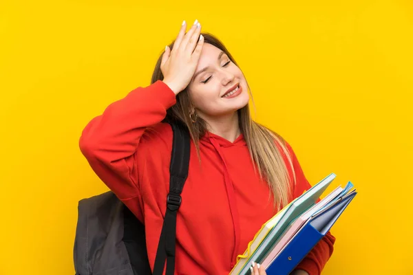 Adolescente Estudante Menina Sobre Fundo Amarelo Rindo — Fotografia de Stock