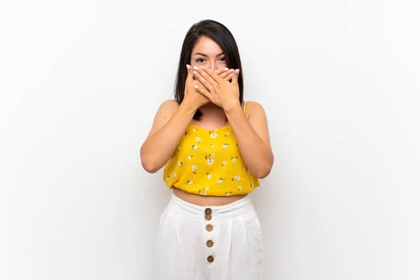 Młoda Meksykańska Kobieta Izolowanej Ścianie Obejmujące Usta Rękami — Zdjęcie stockowe