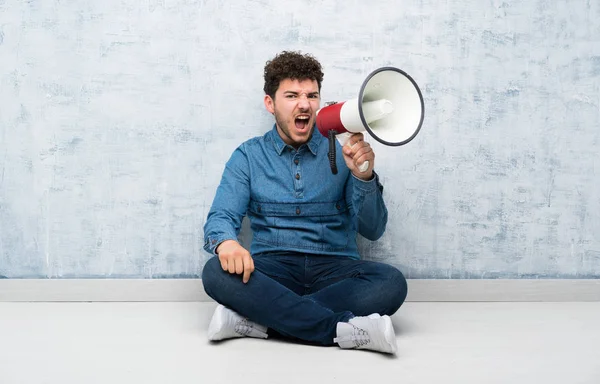 Jonge Man Zittend Vloer Schreeuwen Door Een Megafoon — Stockfoto