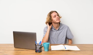 Bir laptop düşünme bir fikir ile sarışın adam