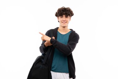 Bir ürün sunmak için yan işaret izole beyaz arka plan üzerinde Spor adam