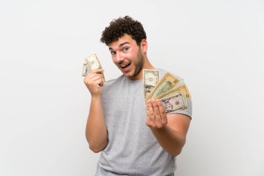 İzole duvar üzerinde kıvırcık saçlı adam çok para alıyor