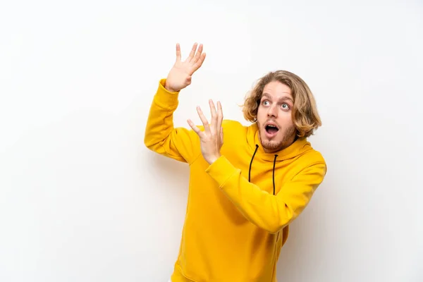Beyaz Duvar Üzerinde Sweatshirt Ile Sarışın Adam Sinir Korkmuş — Stok fotoğraf