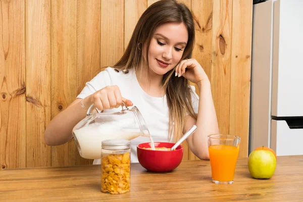 Junge blonde Frau beim Frühstück — Stockfoto