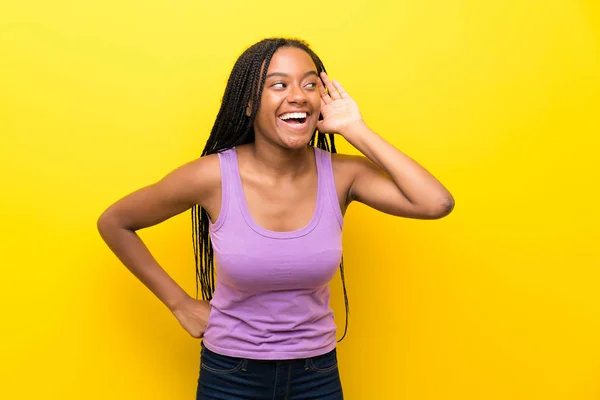 Adolescente Afroamericana Con Pelo Largo Trenzado Sobre Pared Amarilla Aislada — Foto de Stock