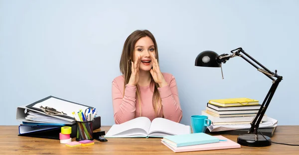 Adolescente Estudiante Chica Habitación Gritando Con Boca Abierta — Foto de Stock