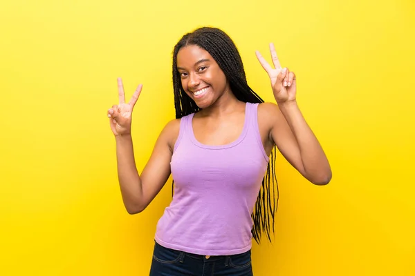 Niña Adolescente Afroamericana Con Pelo Largo Trenzado Sobre Pared Amarilla — Foto de Stock