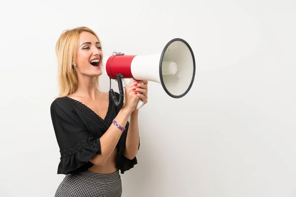 Jonge Blonde Vrouw Geïsoleerde Witte Muur Schreeuwen Door Een Megafone — Stockfoto