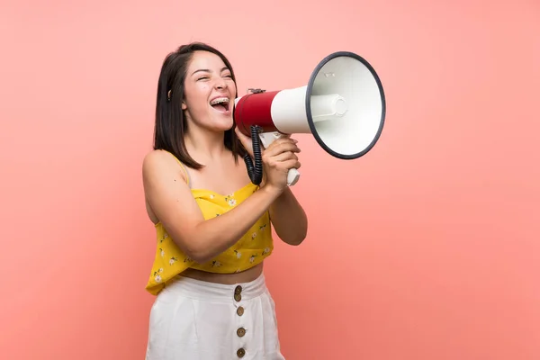 Jonge Mexicaanse Vrouw Geïsoleerde Muur Schreeuwen Door Een Megafone — Stockfoto