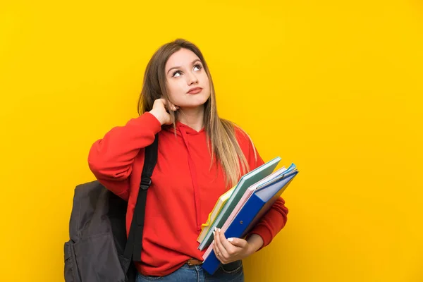 Tonåring Student Flicka Över Gul Bakgrund Tänkande Idé — Stockfoto