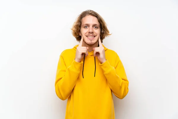 Blond Man Med Sweatshirt Över Vit Vägg Leende Med Ett — Stockfoto