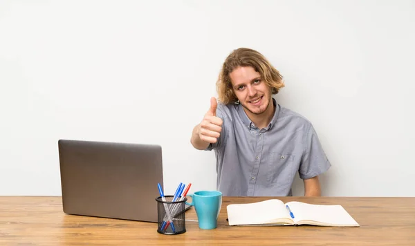 Homem Loiro Com Laptop Com Polegares Para Cima Porque Algo — Fotografia de Stock