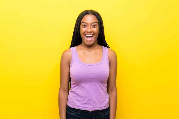 Menina Adolescente Afro Americana Com Cabelos Longos Trançados Sobre Parede — Fotografia de Stock