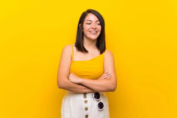 Jovem Mexicana Sobre Fundo Amarelo Isolado Mantendo Braços Cruzados Posição — Fotografia de Stock