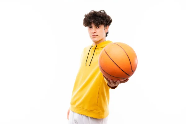 Pemain Basket Muda Melewati Dinding Putih Yang Terisolasi — Stok Foto