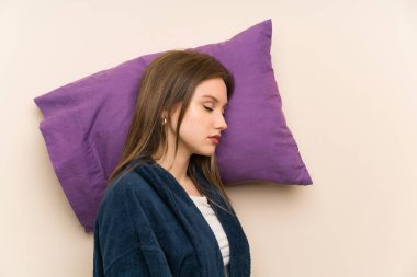 Izole arka plan üzerinde pijama genç kız