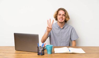 Sarışın adam ile bir laptop mutlu ve sayma üç ile parmaklar