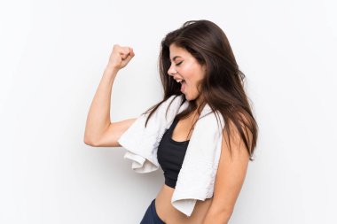 Izole beyaz arka plan üzerinde genç spor kız güçlü jest yapma