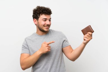 Bir cüzdan tutan izole duvar üzerinde kıvırcık saçlı adam