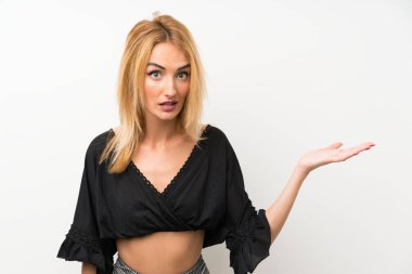 Genç Sarışın kadın üzerinde izole beyaz duvar yapma şüpheler jest