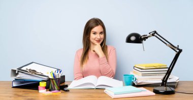 Genç öğrenci kız içinde onu oda gülüyor