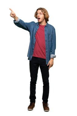 Sarışın adam izole beyaz arka plan üzerinden uzağa işaret tam uzunlukta çekim