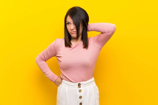 Young Mexican Woman Isolated Yellow Background Neckache — Stock Photo, Image