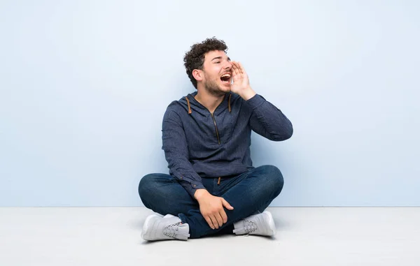 Joven Sentado Suelo Gritando Con Boca Abierta Hacia Lateral —  Fotos de Stock