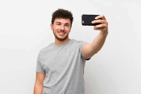 Hombre Con Pelo Rizado Sobre Pared Aislada Haciendo Selfie Con —  Fotos de Stock