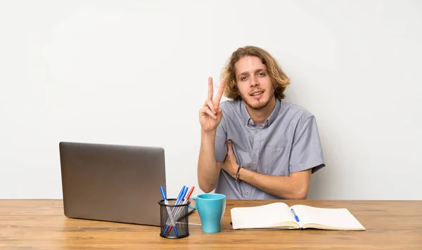 Bir Laptop Gülümseyen Zafer Işareti Gösteren Sarışın Adam — Stok fotoğraf