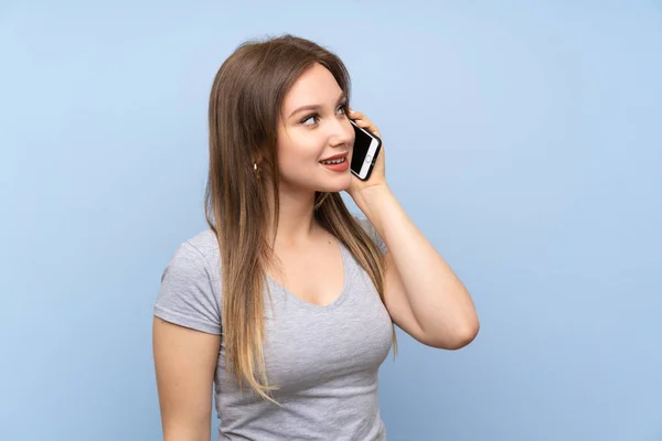 Adolescente Chica Sobre Aislado Azul Pared Mantener Una Conversación Con — Foto de Stock