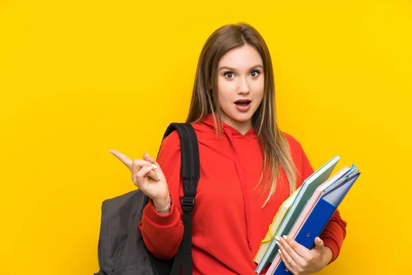 Sarı Arka Planda Genç Öğrenci Kız Tarafına Parmak Işaret — Stok fotoğraf