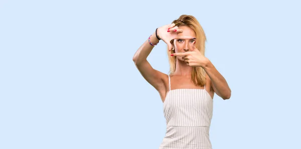 Ung Blond Kvinna Med Fokus Ansiktet Inramnings Symbol Över Isolerad — Stockfoto