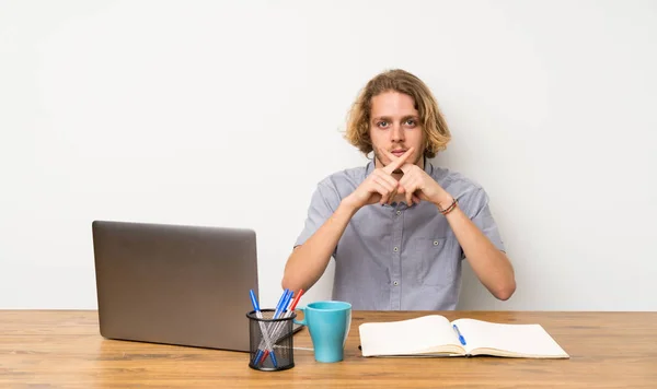 Hombre Rubio Con Portátil Que Muestra Gesto Silencio — Foto de Stock