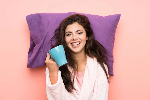 Счастливая Девушка Подросток Халате Розовом Фоне Держа Чашку Кофе — стоковое фото