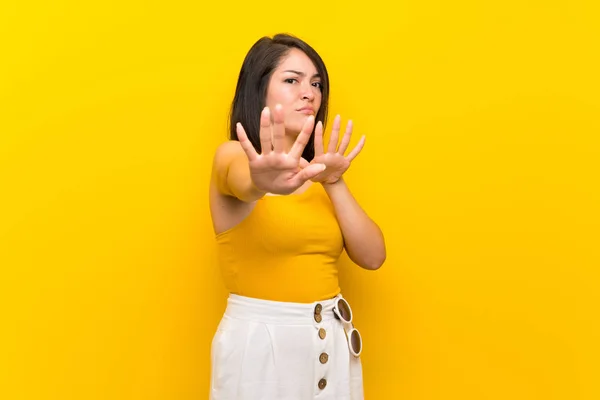 Jovem Mexicana Sobre Fundo Amarelo Isolado Nervoso Esticando Mãos Para — Fotografia de Stock