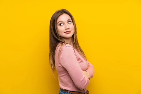 Adolescente Chica Sobre Aislado Amarillo Fondo Riendo — Foto de Stock