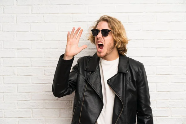 Hombre Rubio Con Gafas Sol Gritando Con Boca Abierta — Foto de Stock