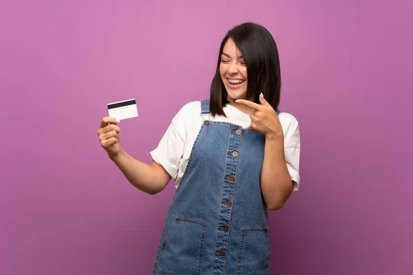 Jonge Mexicaanse Vrouw Geïsoleerde Achtergrond Houden Van Een Creditcard — Stockfoto