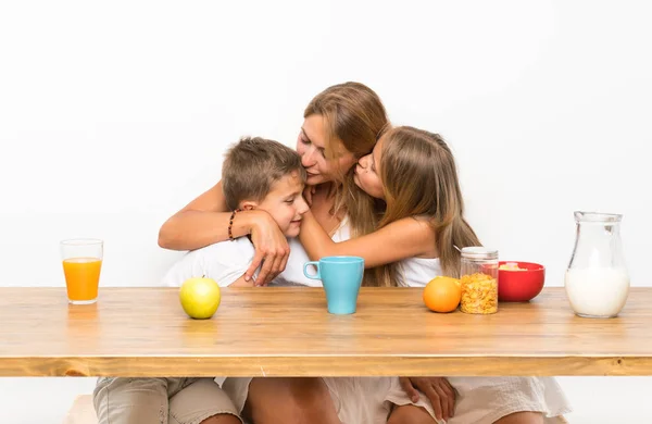 Mor Med Sina Två Barn Som Har Frukost Och Kramar — Stockfoto