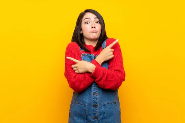 Giovane Donna Messicana Con Tuta Sopra Muro Giallo Che Punta — Foto Stock