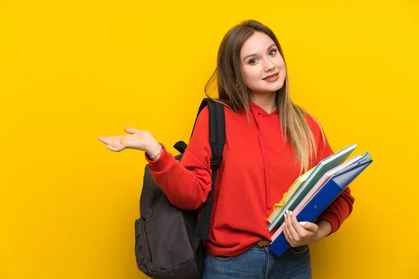 Tonåring Student Flicka Över Gul Bakgrund Innehav Copyspace Imaginära Handflatan — Stockfoto