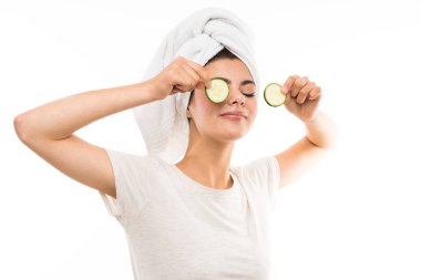 Salatalık dilimleri tutan güzel genç kadın